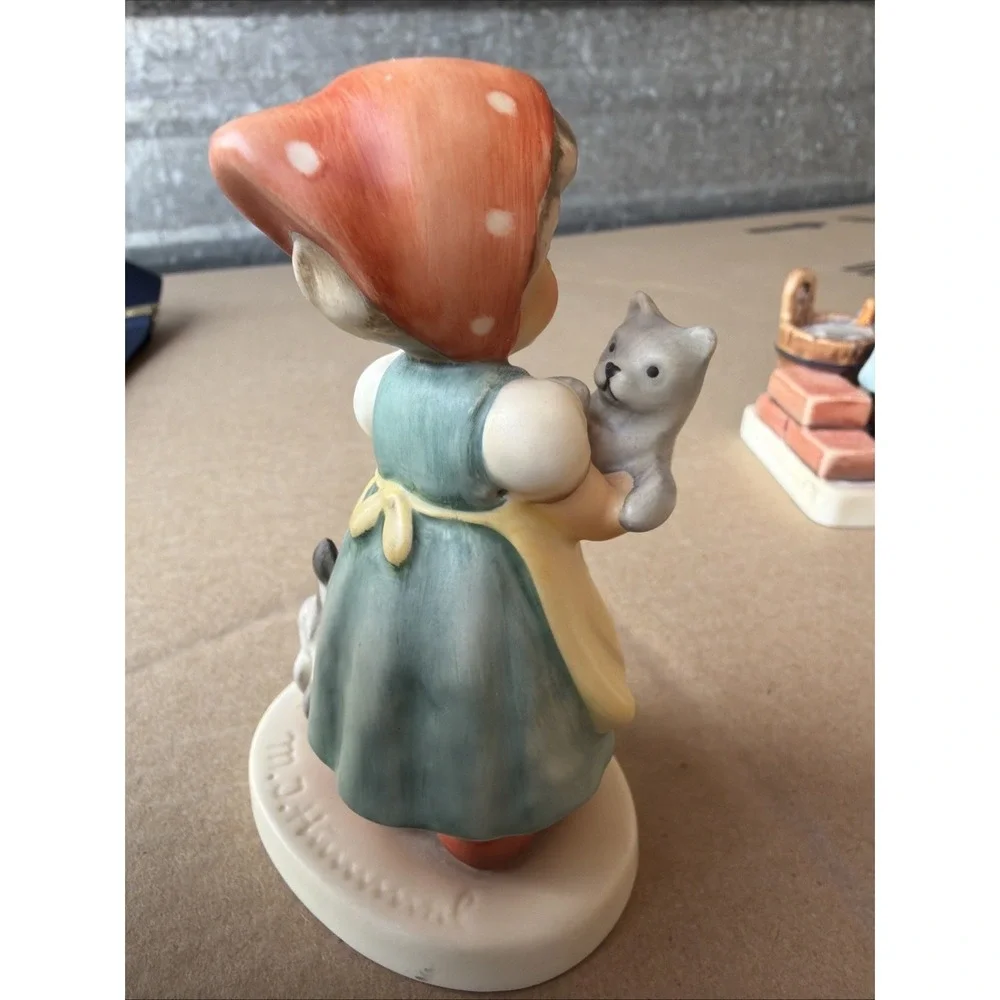 Goebel 2007 Limited Edition Girl Holding Cat‎ Figurine 8042/25000